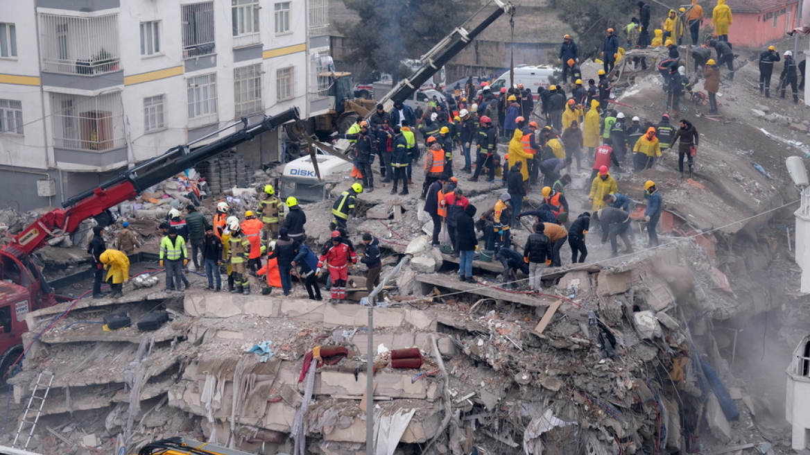 Διασώστες πάνω στα ερείπια κτηρίου στην Τουρκία μετά τον καταστροφικό σεισμό των 7,8 ρίχτερ
