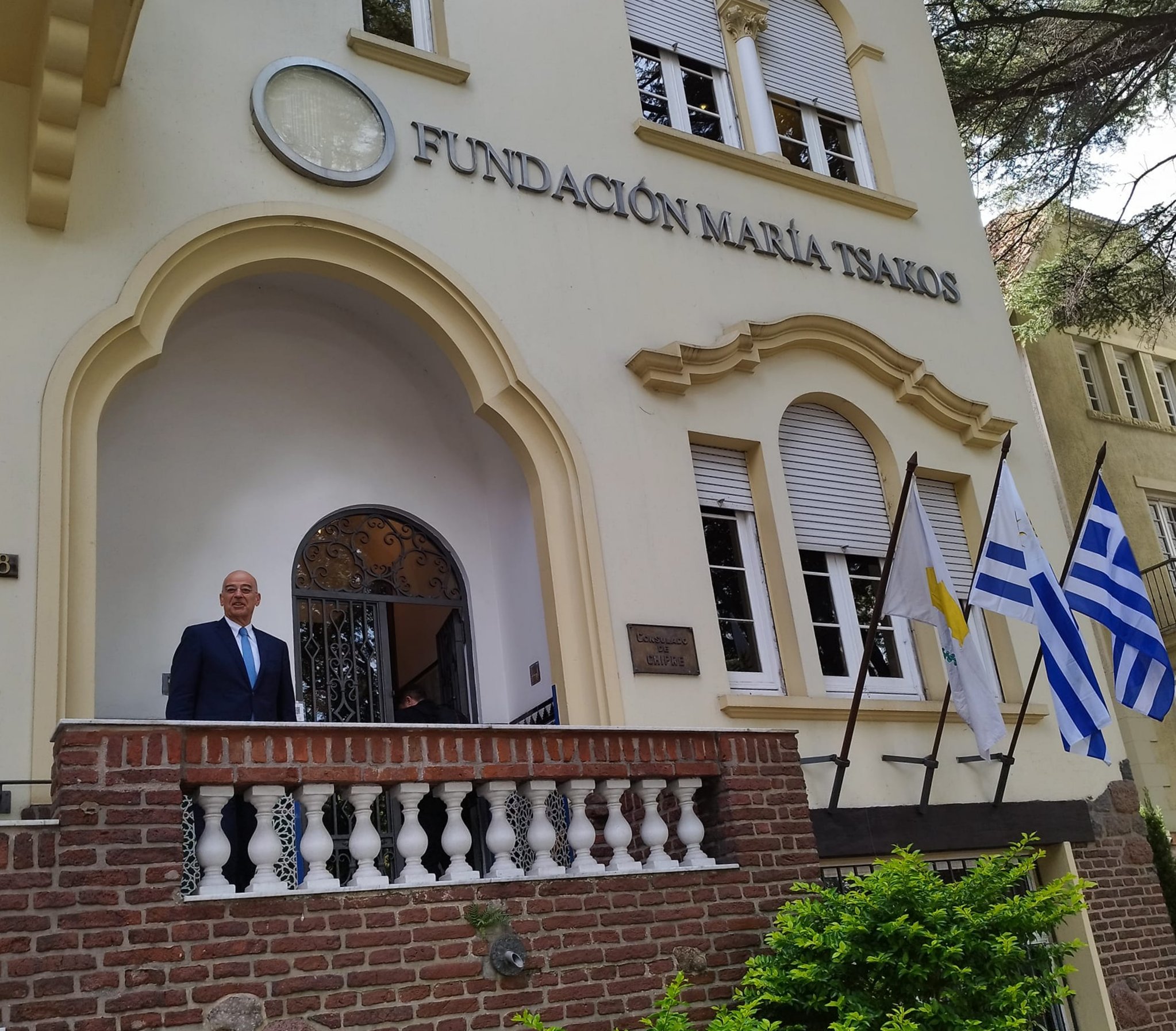 Ο υπουργός Εξωτερικών Νίκος Δένδιας κατά την επίσκεψή του στο «Ίδρυμα Μαρία Τσάκος» στο Μοντεβιδέο