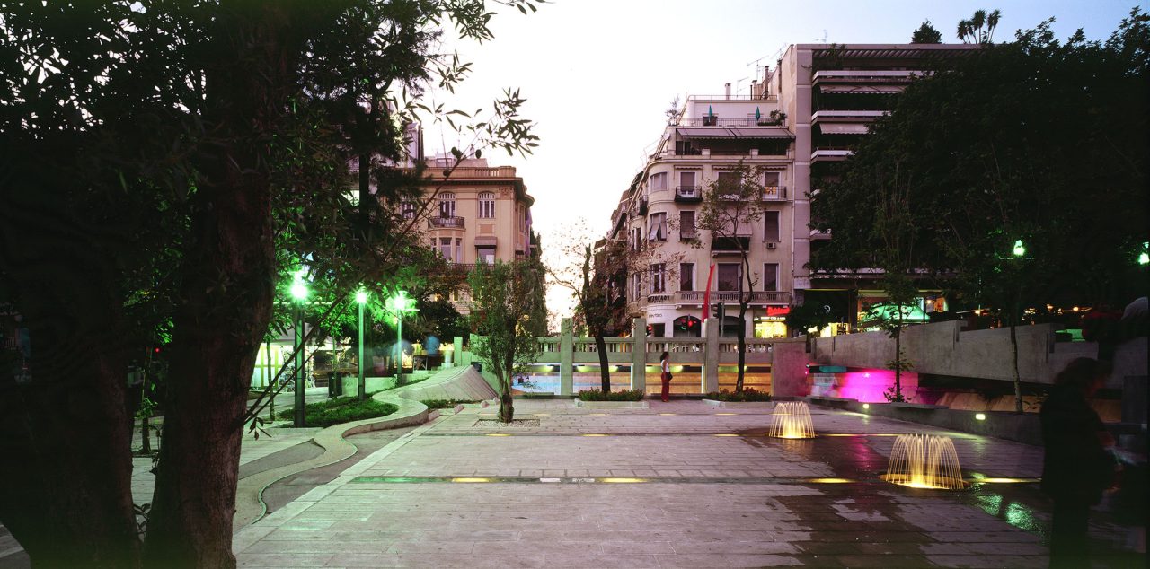 Η πλατεία Κολωνακίου κατά την τελευταία ανάπλαση από τους αρχιτέκτονες Δημήτρη και Σουζάνα Αντωνακάκη πριν τις εργασίες για το μετρό