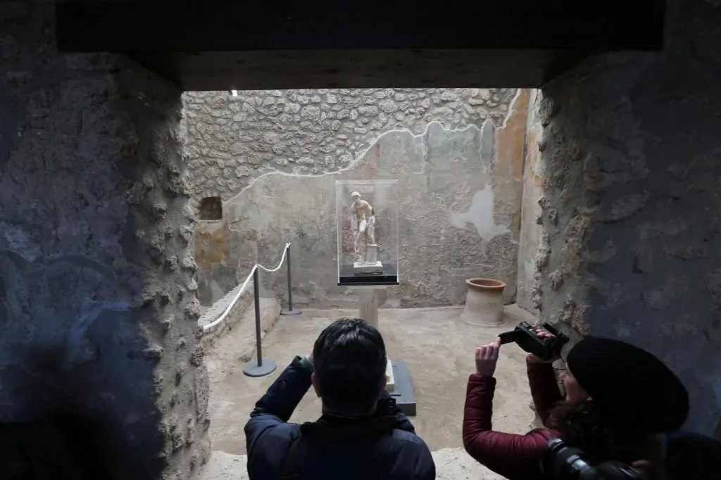 Επισκέπτες καταγράφουν από απόσταση το άγαλμα στην Πομπηία