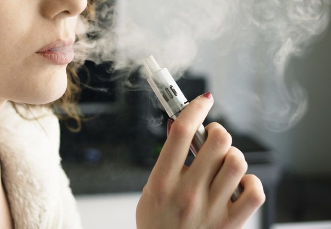 Covid-19: Και το ηλεκτρονικό τσιγάρο μπορεί να αυξήσει τον κίνδυνο σοβαρής νόσησης στους νέους