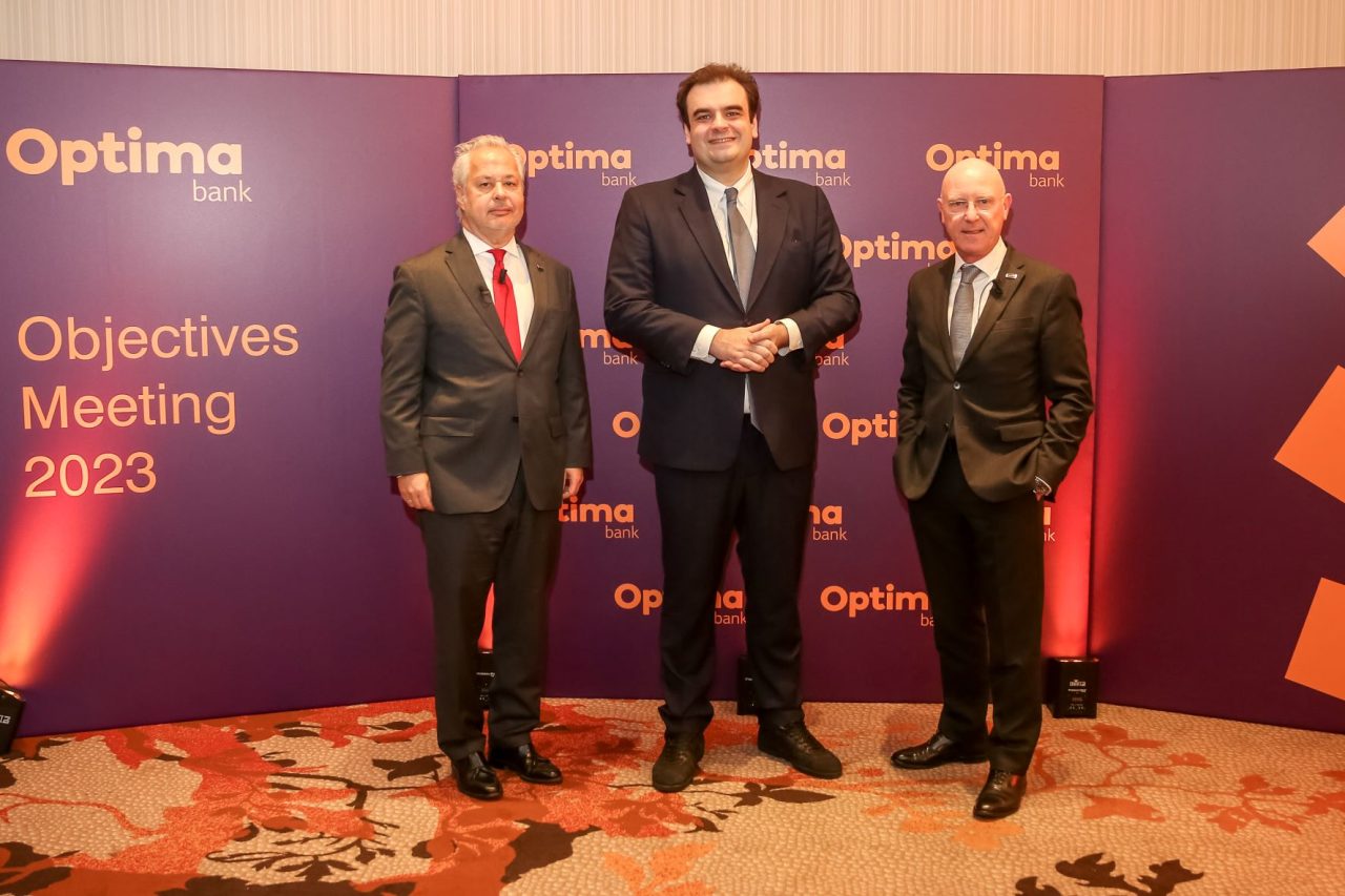 Από αριστερά ο Πρόεδρος της Optima bank, κ. Γεώργιος Τανισκίδης, ο Υπουργός Ψηφιακής Διακυβέρνησης κ. Κυριάκος Πιερρακάκης και ο CEO της Optima bank, κ. Δημήτρης Κυπαρίσσης