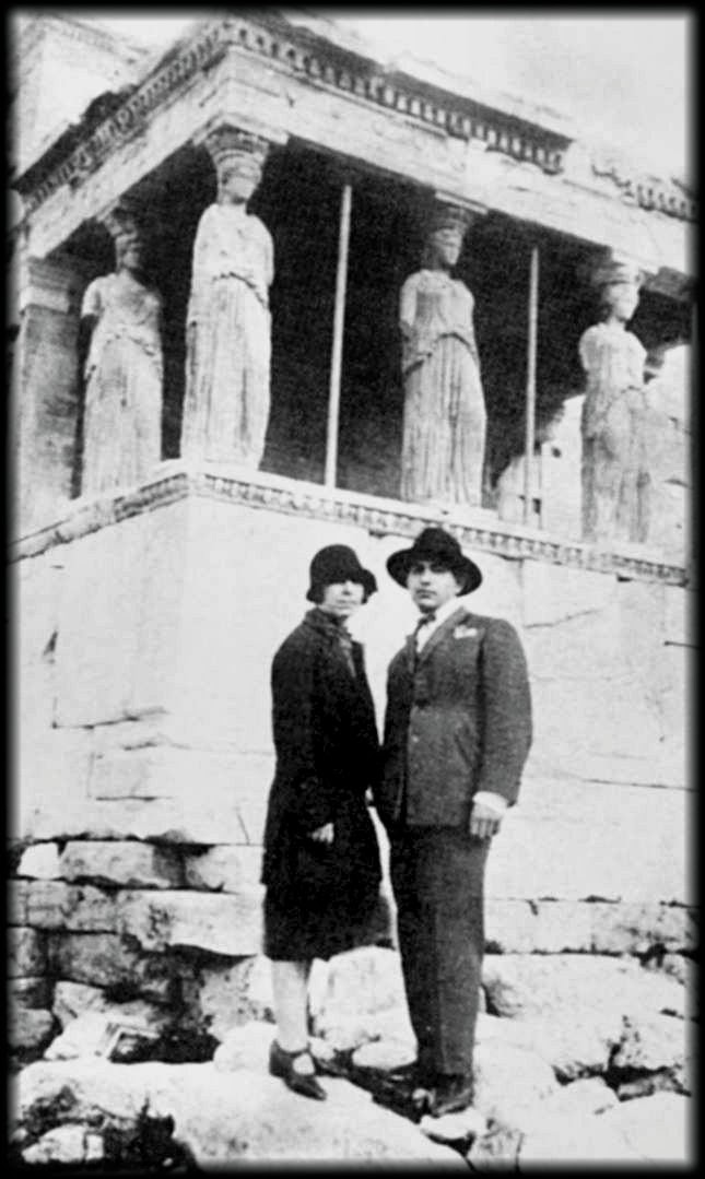 Η Νέλλη με το σύζυγό της Άγγελο Σεραϊδάρη στο Ερέχθειο (1929) - «Θα μπορούσατε να ποζάρετε γυμνή;» Η φωτογράφιση της Nelly’s που άφησε εποχή στο Μουσείο Μπενάκη