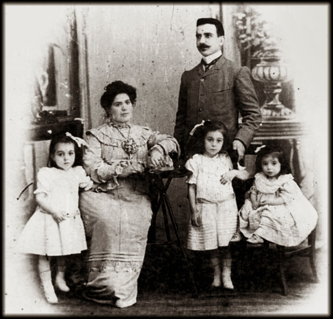 Η οικογένεια του Χρήστου Σουγιουλτζόγλου και της Μάρθας Αβαγιανού με την Έλλη στη μέσα, αριστερά τη Μάρω και δεξιά την Άντα. Αϊδίνι, 1903