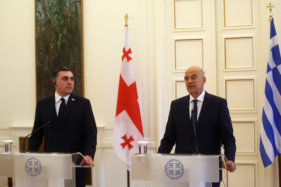 Ο υπουργός Εξωτερικών Νίκος Δένδιας (Δ) και ο υπουργός Εξωτερικών της Γεωργίας, Ilia Darchiashvili (Α), κάνουν δηλώσεις στον Τύπο μετά τη συνάντηση τους στο υπουργείο Εξωτερικών, Αθήνα Τετάρτη 15 Φεβρουαρίου 2023. ΑΠΕ-ΜΠΕ/ΑΠΕ-ΜΠΕ/ΟΡΕΣΤΗΣ ΠΑΝΑΓΙΩΤΟΥ