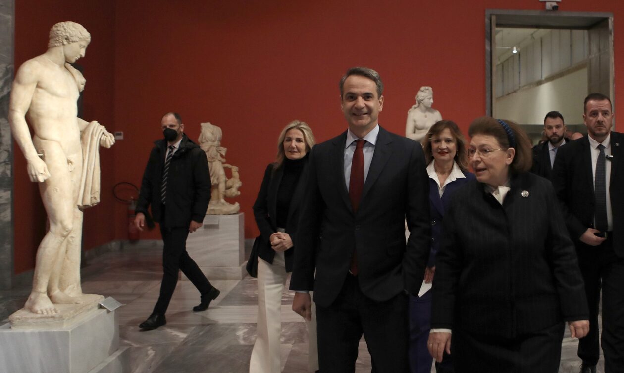 Ο πρωθυπουργός Κυριάκος Μητσοτάκης, η υπουργός Πολιτισμού Λίνα Μενδώνη και η Μαρέβα Μητσοτάκη κατά την προσέλευσή τους στο Εθνικό Αρχαιολογικό Μουσείο
