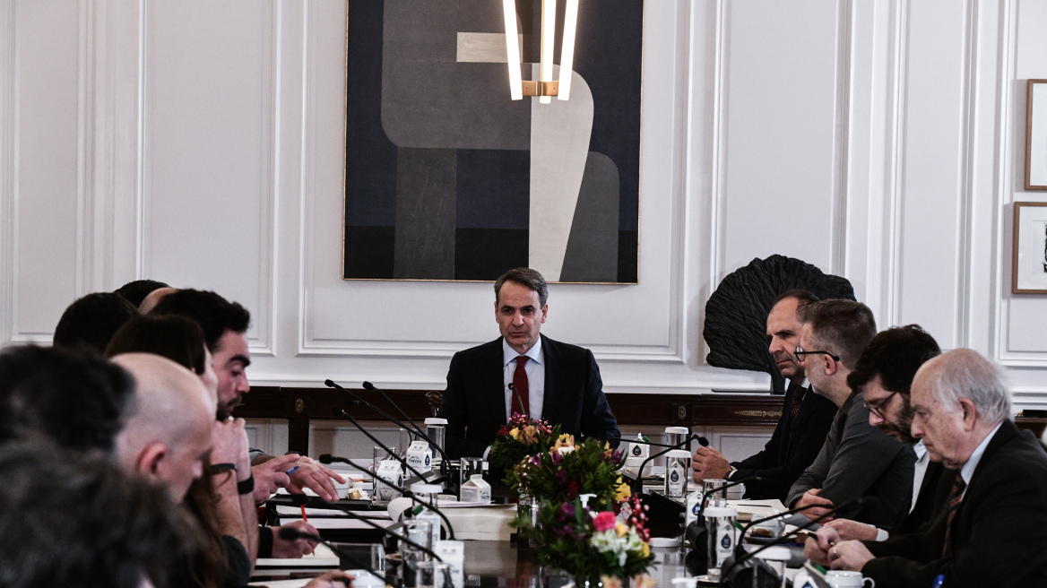 Ο πρωθυπουργός Κυριάκος Μητσοτάκης κατά τη συνάντησή του με τους καλλιτέχνες