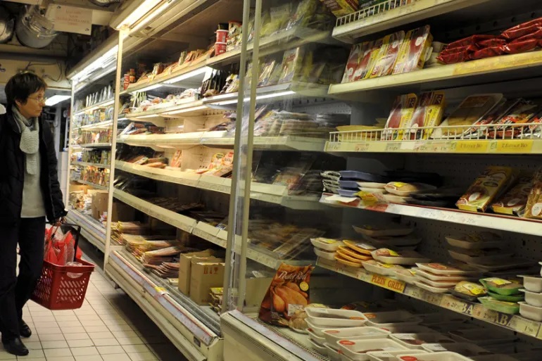 καταναλωτής σε σούπερ μάρκετ στη Γαλλία