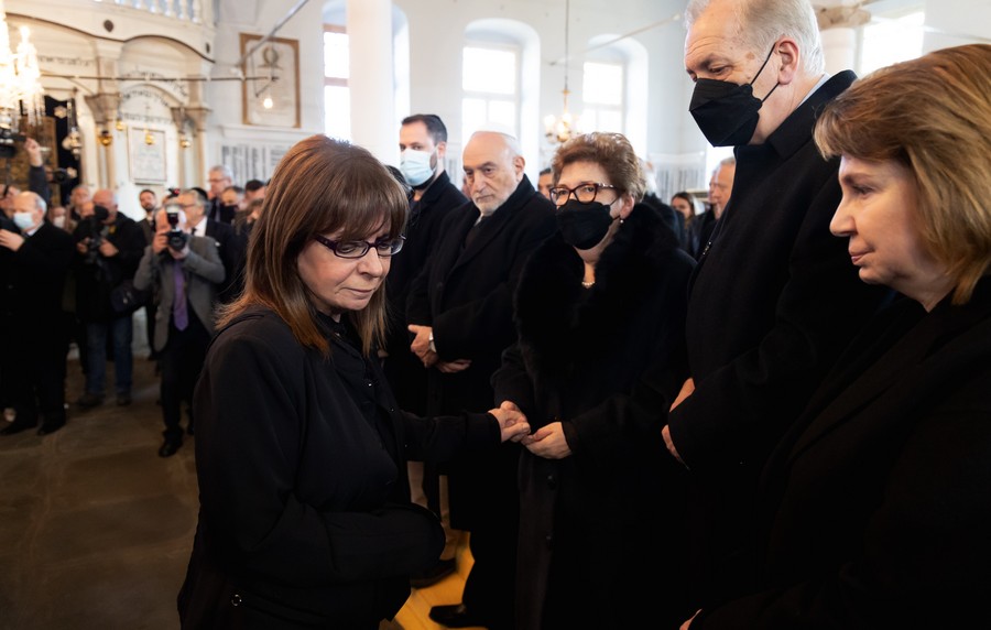 Η πρόεδρος της Δημοκρατίας, Κατερίνα Σακελλαροπούλου στην κηδεία του Μωυσή Ελισάφ (πηγή: ΑΠΕ-ΜΠΕ)