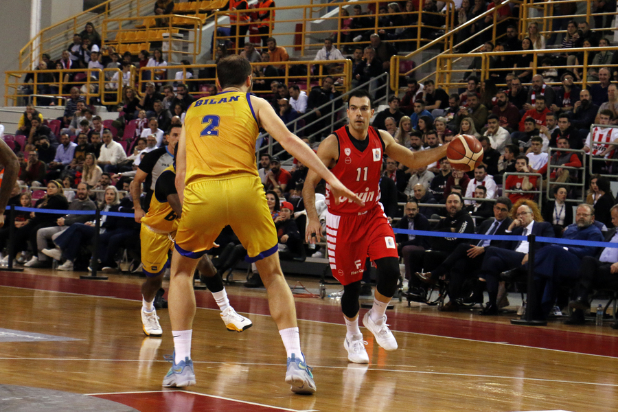 Ο παίκτης του Ολυμπιακού Σλούκας Κώστας (Δ) και ο παίκτης του Περιστερίου Μπίλαν Μίρο (Α), διεκδικούν την μπάλα κατά τη διάρκεια του αγώνα μπάσκετ Ολυμπιακός - Περιστέρι για τον τελικό του Κυπέλλου Ελλάδας Ανδρών, στο κλειστό γυμναστήριο Δύο Αοράκια στο Ηράκλειο, την Κυριακή 19 Φεβρουαρίου 2023.