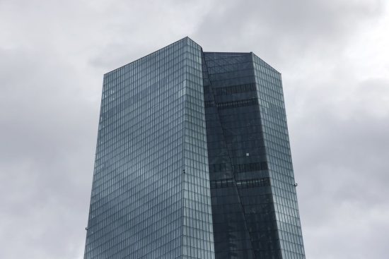 Bloomberg: Σε περίοδο ζημιών εισέρχονται οι κεντρικές τράπεζες της ευρωζώνης – Τι προβλέπει για την ΤτΕ