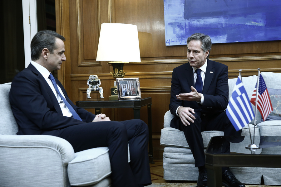 Ο υπουργός Εξωτερικών των ΗΠΑ Άντονι Μπλίνκεν (Antony Blinken) (Δ), συνομιλεί με τον πρωθυπουργό, Κυριάκο Μητσοτάκη (Α) κατά τη διάρκεια της συνάντησής τους στο Μέγαρο Μαξίμου, Αθήνα, Δευτέρα 20 Φεβρουαρίου 2023.