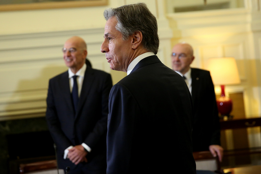 Ο υπουργός Εξωτερικών Νίκος Δένδιας υποδέχεται τον υπουργό Εξωτερικών των ΗΠΑ Άντονι Μπλίνκεν στη συνάντησή τους στο Υπουργείο Εξωτερικών (ΑΠΕ-ΜΠΕ)