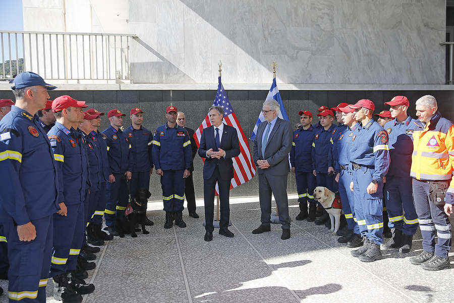 Ο υπουργός Εξωτερικών των ΗΠΑ Άντονι Μπλίνκεν (Antony Blinken) (ΚΑ) συναντάται με μέλη της ΕΜΑΚ, συνοδευόμενος από Υπουργό Κλιματικής Κρίσης και Πολιτικής Προστασίας Ελλάδας Χρήστο Στυλιανίδη (ΚΔ), Αθήνα, Τρίτη 21 Φεβρουαρίου 2023. Στην Αθήνα έφτασε χθες το απόγευμα, προερχόμενος από την Άγκυρα, ο υπουργός Εξωτερικών των ΗΠΑ Άντονι Μπλίνκεν για διήμερη επίσκεψη στην Ελλάδα. ΑΠΕ-ΜΠΕ/ΑΠΕ-ΜΠΕ/ΑΛΕΞΑΝΔΡΟΣ ΒΛΑΧΟΣ