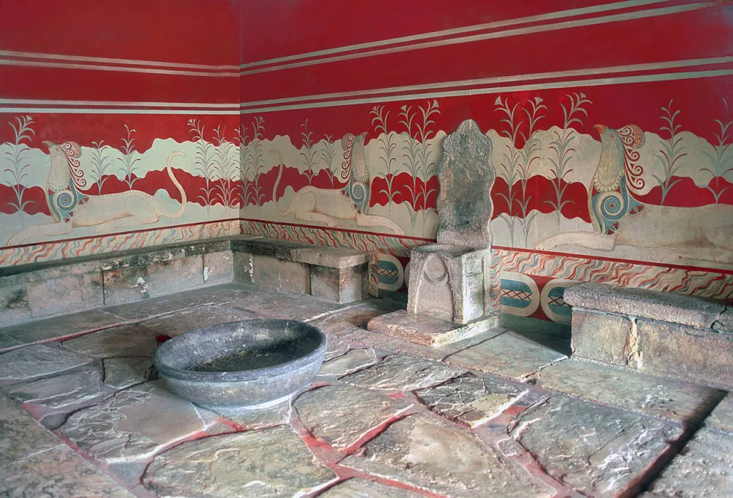 Η Αίθουσα του Θρόνου στο ανάκτορο της Κνωσού με πολύχρωμους γρύπες στις τοιχογραφίες