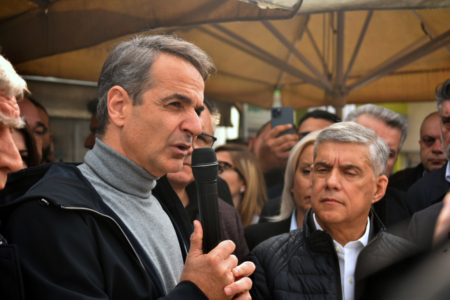 Ο πρωθυπουργός Κυριάκος Μητσοτάκης μιλάει σε κόσμο κατά την επίσκεψή του στη Λάρισα, (ΑΠΕ-ΜΠΕ)