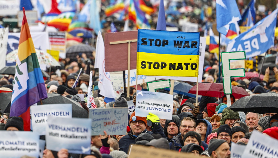 Διαδηλωτές στη Γερμανία κατά της αποστολής όπλων στην Ουκρανία και υπέρ των διαπραγματεύσεων με τη Ρωσία