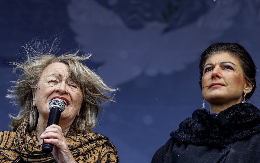 πολιτική προσωπικότητα της άκρα αριστεράς, Ζάρα Βάγκενκνεχτ και τη φεμινίστρια Άλις Σβάρτσερ,