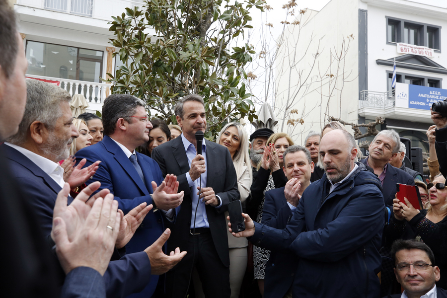 Ο πρωθυπουργός Κυριάκος Μητσοτάκης μιλάει σε πολίτες κατά τη διάρκεια της επίσκεψής του στον Δήμο Αχαρνών (ΑΠΕ-ΜΠΕ)