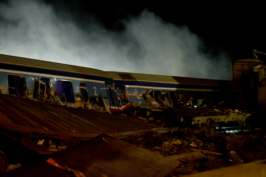 Kατεστραμμένα βαγόνια των τραίνων που συγκρούστηκαν έξω από την Λάρισα