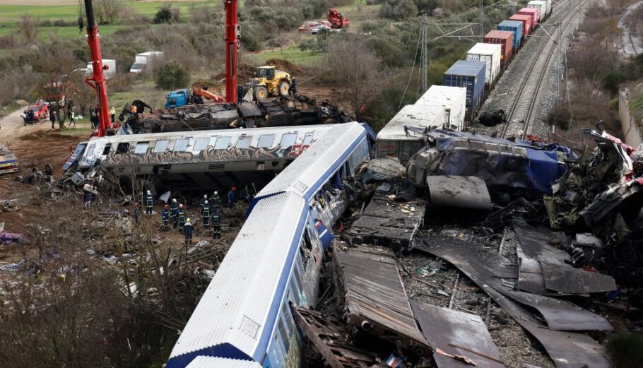 Κατεστραμμένα βαγόνια των τρένων που συγκρούστηκαν έξω από τη Λάρισα /ΑΠΕ-ΜΠΕ / ΑΧΙΛΛΕΑΣ ΧΗΡΑΣ