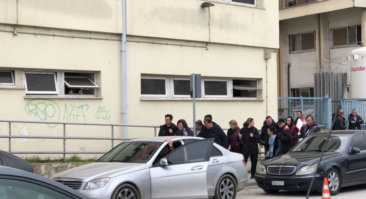 Τραγωδία στα Τέμπη: Η σπαρακτική κραυγή μητέρας έξω από το νοσοκομείο της Λάρισας – «Πού είναι το κορίτσι μου;» (ΒΙΝΤΕΟ)