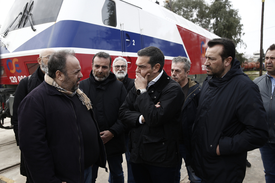 Ο πρόεδρος του ΣΥΡΙΖΑ - Προοδευτική Συμμαχία, Αλέξης Τσίπρας (Κ) συνομιλεί με εργαζόμενους κατά τη διάρκεια επίσκεψής του στο αμαξοστάσιο της ΤΡΑΙΝΟΣΕ στον Αγ.Ι. Ρέντη, Πέμπτη 2 Μαρτίου 2023. ΑΠΕ-ΜΠΕ/ΑΠΕ-ΜΠΕ/ΓΙΑΝΝΗΣ ΚΟΛΕΣΙΔΗΣ