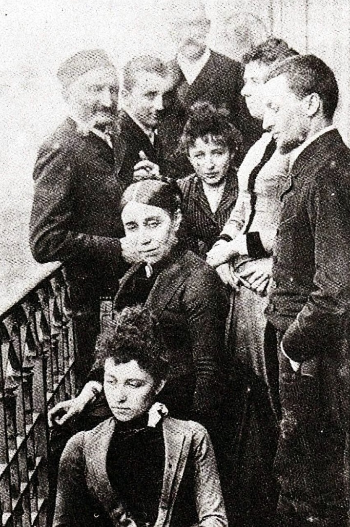 Η Καμίλ Κλοντέλ (στο κέντρο) με την οικογένειά της στο Παρίσι.