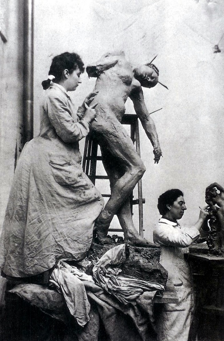 Η Καμίλ Κλοντέλ (αριστερά) και η Τζέσι Λίπσκομπ στο ατελιέ τους στο Παρίσι, το 1887. Η Κλοντέλ δουλεύει τη γύψινη εκδοχή του έργου «Η εγκατάλειψη»