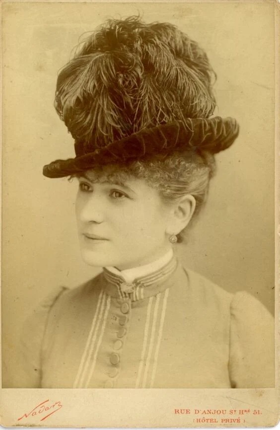 Η Καμίλ φωτογραφίζεται από τον Ναδάρ στο στούντιο του στο Παρίσι, το 1887.