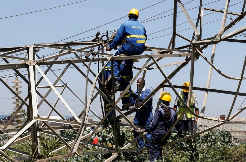 εργάτες στην Κένυα επιχειρούν να διορθώσουν βλάβη στο δίκτυο ρεύματος