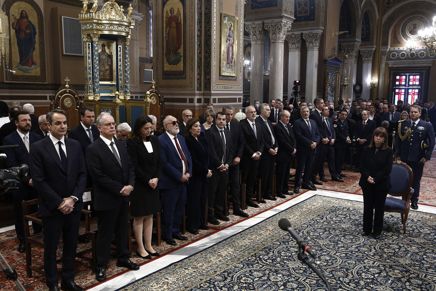 Η Πρόεδρος της Δημοκρατίας Κατερίνα Σακελλαροπούλου και ο πρωθυπουργός Κυριάκος Μητσοτάκης παρευρίσκονται σε Μνημόσυνο για τα θύματα των Τεμπών στη Μητρόπολη Αθηνών (ΑΠΕ-ΜΠΕ)