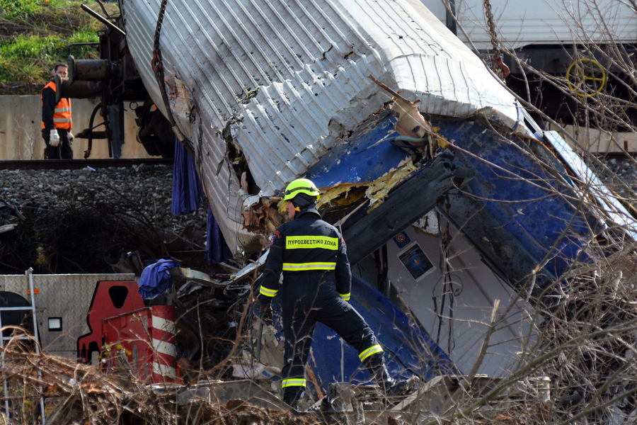 Τραγωδία στα Τέμπη - Πυροσβέστες συμμετέχουν στην επιχείρηση έρευνας στα συντρίμμια της επιβατικής αμαξοστοιχίας (ΑΠΕ-ΜΠΕ)