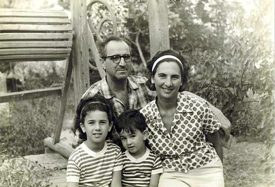 Η Άλκη Ζέη και ο Γιώργος Σεβαστίκογλου με τα παιδιά τους