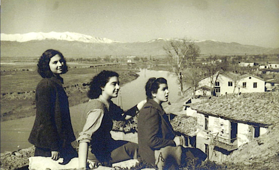 Η Άλκη Ζέη, η Καίτη Ντιριντάουα και η Ασπασία Παπαθανασίου τον Δεκέμβριο του 1944 στη Λάρισα.