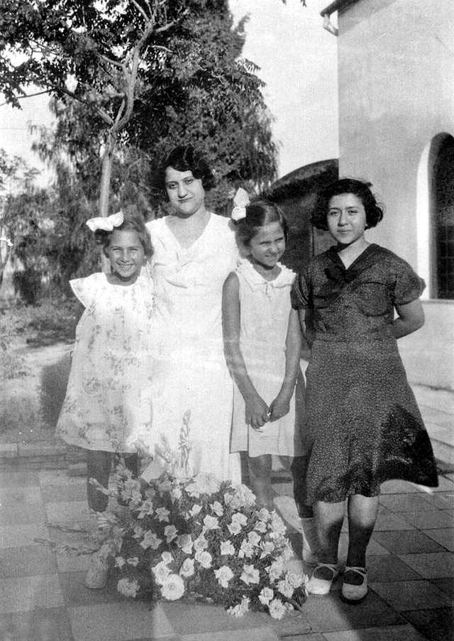 Στο γάμο της Διδώς Σωτηρίου, από αριστερά η Άλκη Ζέη οκτώ χρονών, η Διδώ, η αδελφή της Άλκης, Λενούλα εννιάμισι χρονών και η Έλλη Παππά, αδελφή της Διδώς