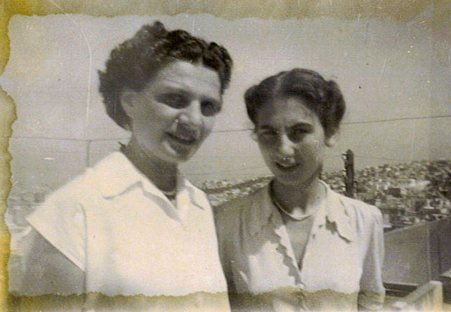 Με την Νανά Καλλιανέση, ιδρύτρια των εκδόσεων Κέδρος, το 1947