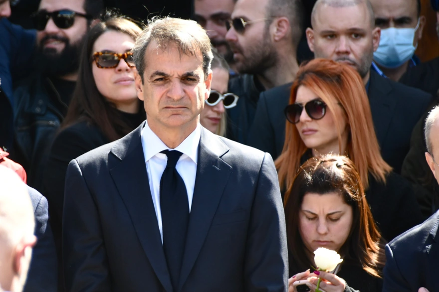 Ο πρωθυπουργός Κυριάκος Μητσοτάκης στην κηδεία του 35χρονου μηχανοδηγού