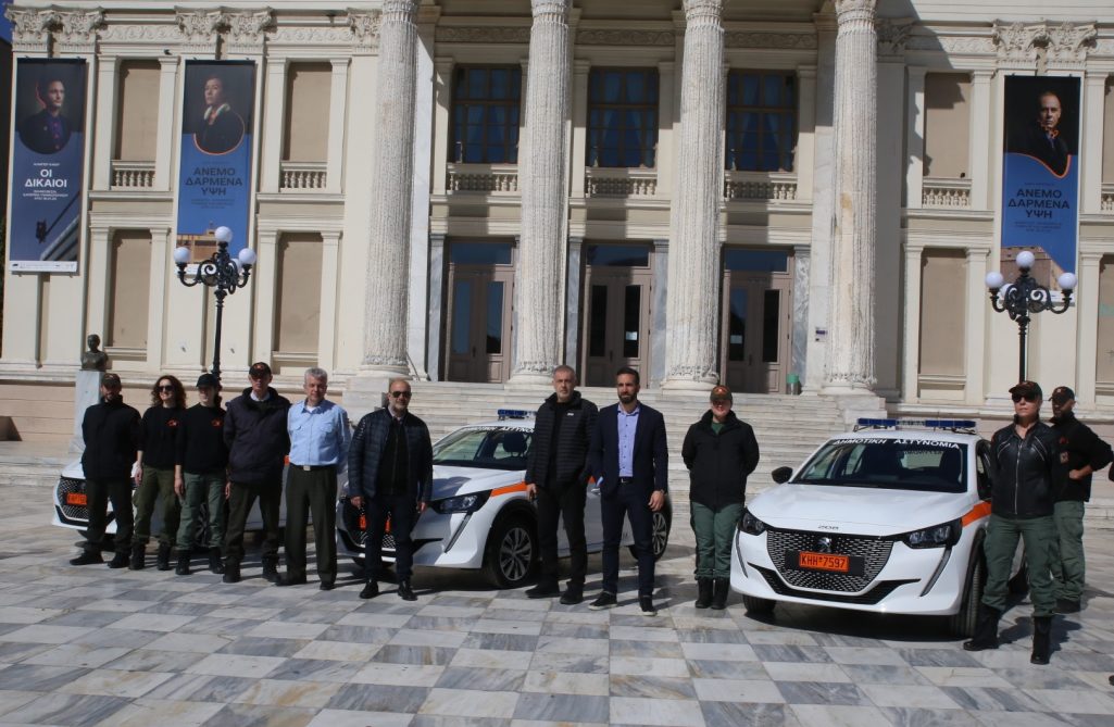 3 νέα ηλεκτροκίνητα οχήματα παρέλαβε η Δημοτική Αστυνομία Πειραιά