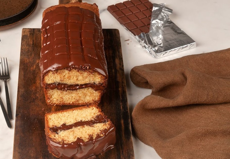 Εύκολο κέικ γεμιστό με σοκολάτα