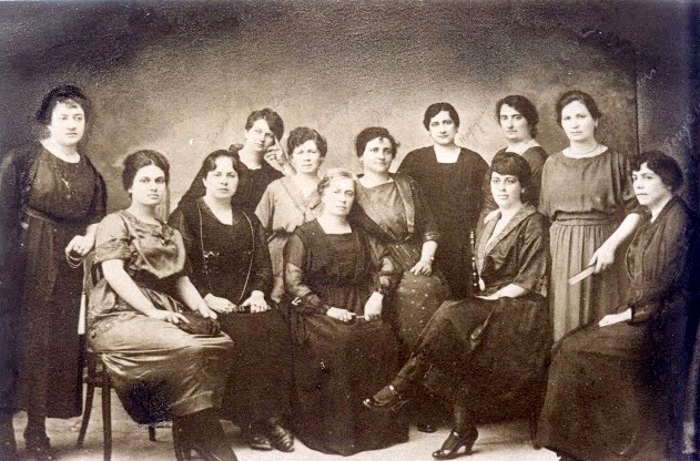 Η Καλλιρρόη Παρρέν στο κέντρο με άλλες κυρίες του Λυκείου Ελληνίδων
