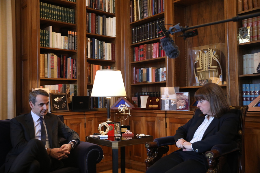 Η Πρόεδρος της Δημοκρατίας Κατερίνα Σακελλαροπούλου συνομιλεί με τον πρωθυπουργό Κυριάκο Μητσοτάκη (ΑΠΕ-ΜΠΕ)