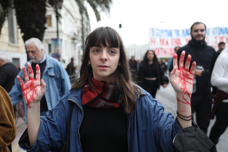 Φοιτήτρια με βαμμένα τα χέρια της κόκκινα, κατά τη διάρκεια πορείας προς το Σύνταγμα με αφορμή την 24ωρη γενική απεργία που εξήγγειλε η ΑΔΕΔΥ και η ΓΣΕΕ, ως αντίδραση στο θανατηφόρο σιδηροδρομικό ατύχημα στα Τέμπη, Αθήνα, Πέμπτη 16 Μαρτίου 2023 ΑΠΕ-ΜΠΕ/ΓΙΩΡΓΟΣ ΒΙΤΣΑΡΑΣ