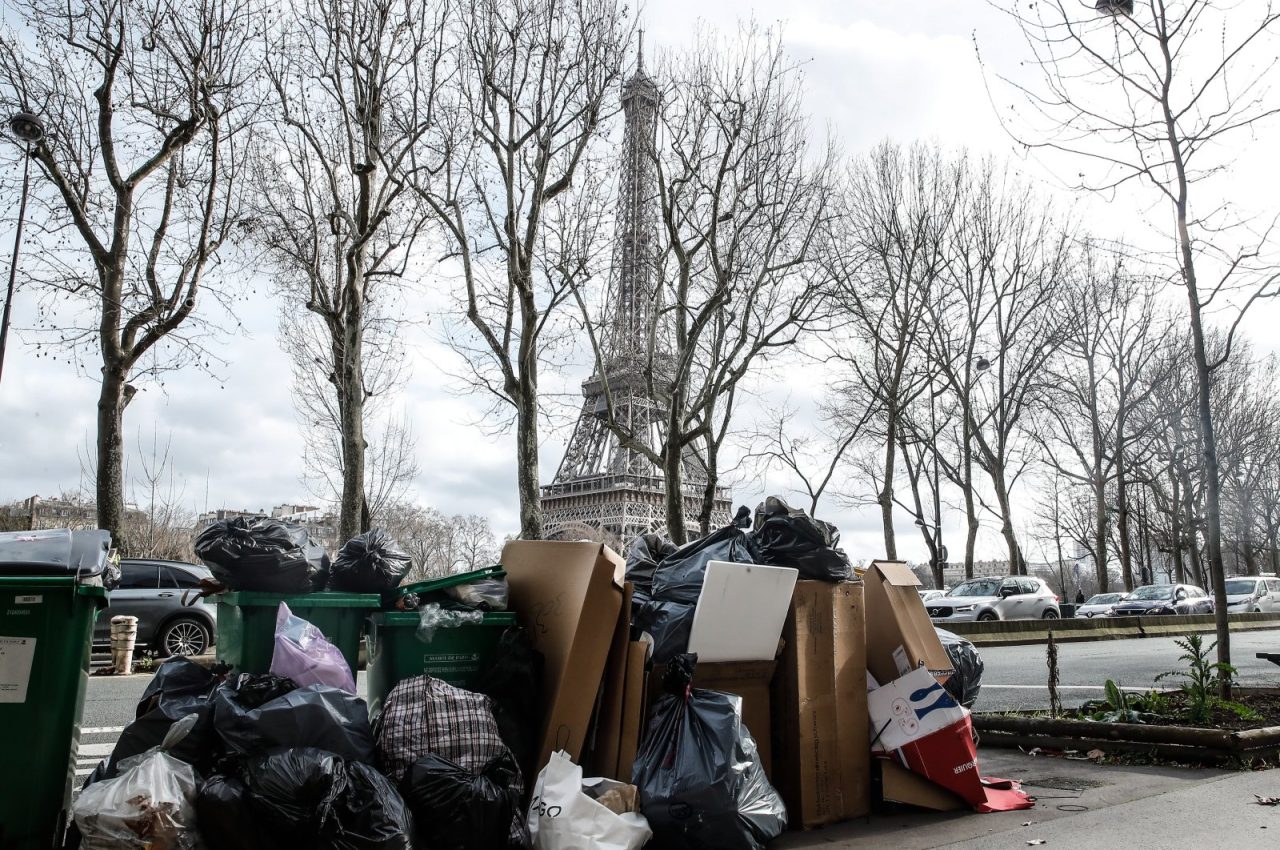 Στοίβες με σκουπίδια στο Παρίσι μπροστά από τον Πύργο του Άιφελ