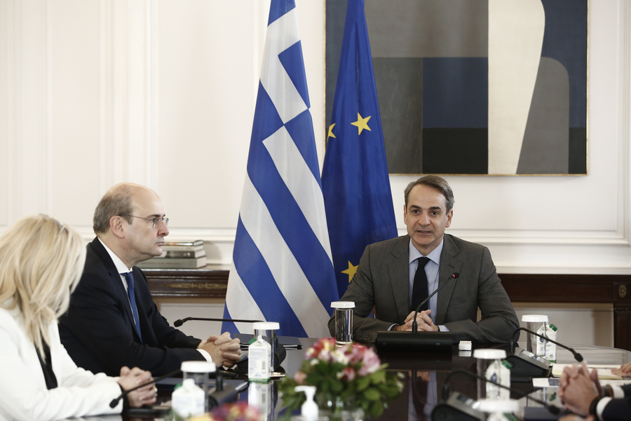 Ο πρωθυπουργός Κυριάκος Μητσοτάκης μιλάει δίπλα στον υπουργό Εργασίας και Κοινωνικών Υποθέσεων Κωστή Χατζηδάκη (ΑΠΕ-ΜΠΕ)