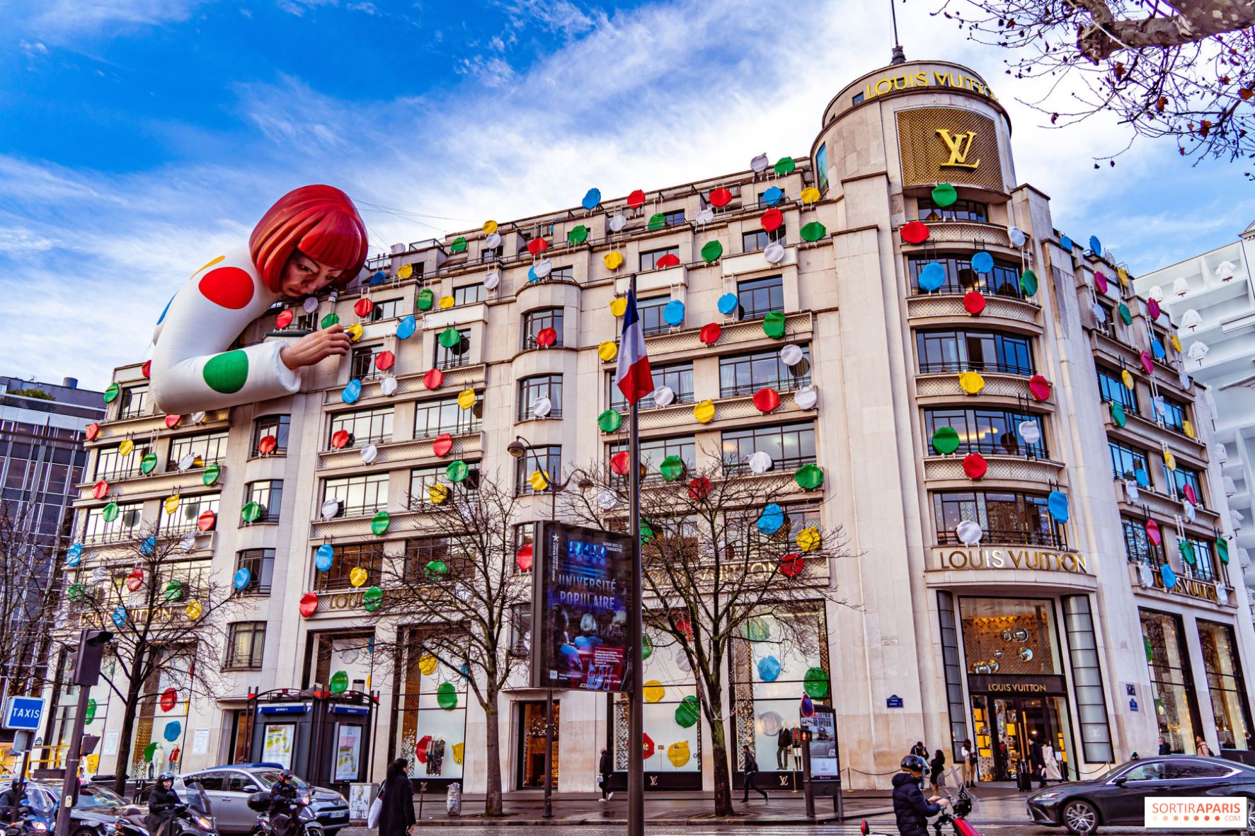 Το κτίριο της Louis Vuitton στο Παρίσι με τις βούλες της Γιαγιόι Κουσάμα και την ίδια σε γλυπτό
