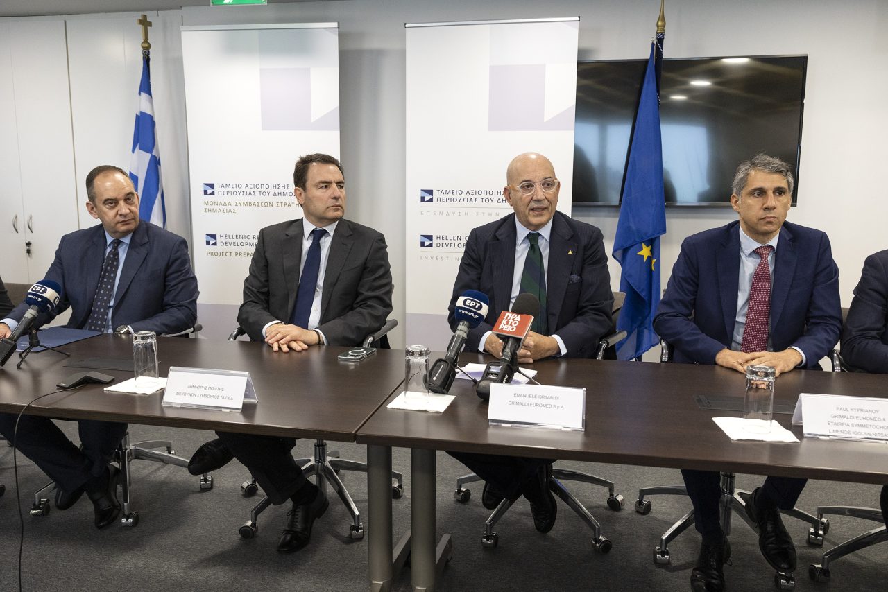 (Από αριστερά προς τα δεξιά): Ο Υπουργός Ναυτιλίας και Νησιωτικής Πολιτικής, Γιάννης Πλακιωτάκης, ο Διευθύνων Σύμβουλος του ΤΑΙΠΕΔ, Δημήτρης Πολίτης, ο Πρόεδρος και Διευθύνων Σύμβουλος της Grimaldi Euromed S.p.A., Emanuele Grimaldi και ο Πρόεδρος και Διευθύνων Σύμβουλος της Εταιρείας Συμμετοχών Λιμένος Ηγουμενίτσας Α.Ε., Paul Kyprianou.