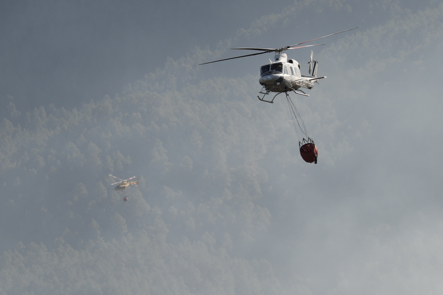 Πυροσβεστικό ελικόπτερο επιχειρεί σε φωτιά στην Ισπανία