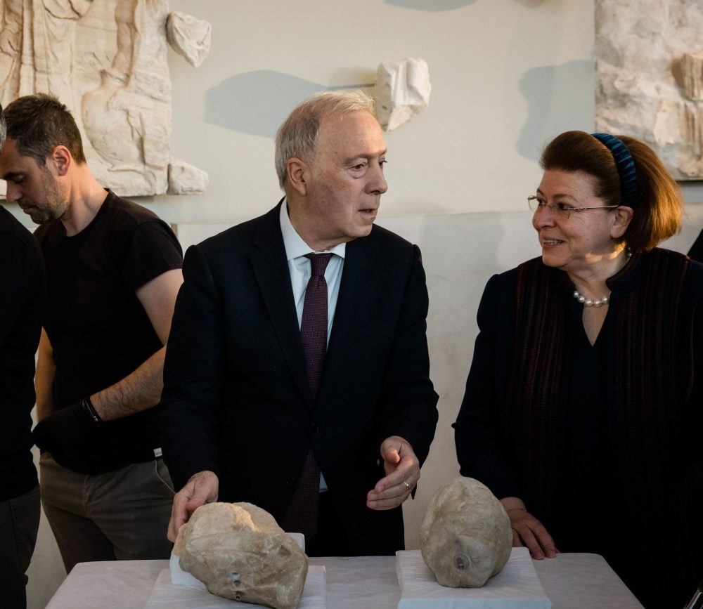 Η υπουργός Πολιτισμού Λίνα Μενδωνη και ο διευθυντής του Μουσείου Ακρόπολης Νίκος Σταμπολίδης με δύο από τα γλυπτά