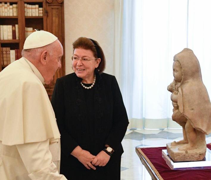 Ο Πάπας Φραγκίσκος με την υπουργό Πολιτισμού Λίνα Μενδώνη και το ελληνικό δώρο, το «Προσφυγάκι»